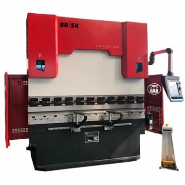 Qual è la differenza tra una pressa piegatrice e una piegatrice?